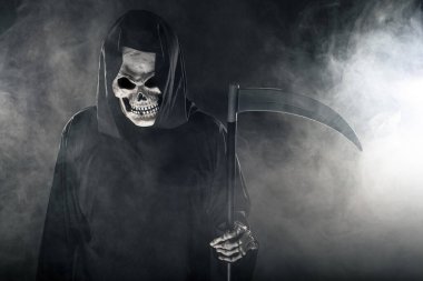 Korkunç görünümlü Azrail hayaleti sisten çıkan tırpan ya da orak kullanıyor. Hayaletli canavar ölüm ve kötülüğü tasvir eder ve genel bir Cadılar Bayramı temasıdır.. 