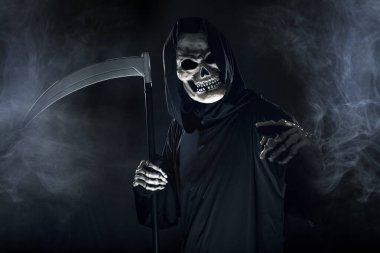 Korkunç görünümlü Azrail hayaleti sisten çıkan tırpan ya da orak kullanıyor. Hayaletli canavar ölüm ve kötülüğü tasvir eder ve genel bir Cadılar Bayramı temasıdır.. 