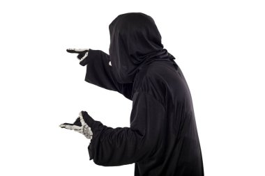 Ölüm meleği ya da ölüm bayramı kostümü beyaz arka planda izole edilmiş. İskelet kapüşonlu siyah bir bornoz giyiyor. Kompozitler için yan görünüm.