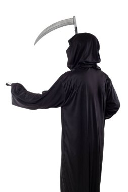 Ölüm meleği ya da ölüm bayramı kostümü beyaz arka planda izole edilmiş. İskelet kapüşonlu siyah bir bornoz giyiyor. Kompozitler için yan görünüm.