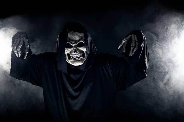 Gruselig aussehender Sensengeist, der aus dem Nebel auftaucht. der eindringliche gruselige Dämon stellt den Tod und das Böse dar und ist ein gängiges Halloween-Thema sowie der Tag der Toten. — Stockbild Gruselig Aussehender Sensengeist Der Aus Dem Nebel Auftaucht Der Eindringliche — Stockfoto