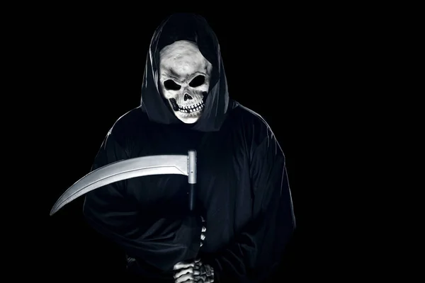 Grim Reaper Fantasma Saindo Das Sombras Com Uma Foice Foice — Fotografia de Stock