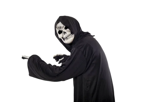 一个冷酷的收割者或死亡之间的服装隔离在一个白色的背景 骷髅穿着蒙面的黑色长袍 复合材料的侧面视图 — 图库照片