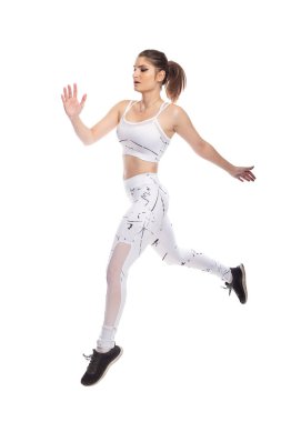 Aktif giyinen, spor yapan, zıplayan ya da koşan bir pozisyondan atlayan bir model. Beyaz bir arkaplanda izole edilmiş, böylece kompozitlerde kullanılabilir.