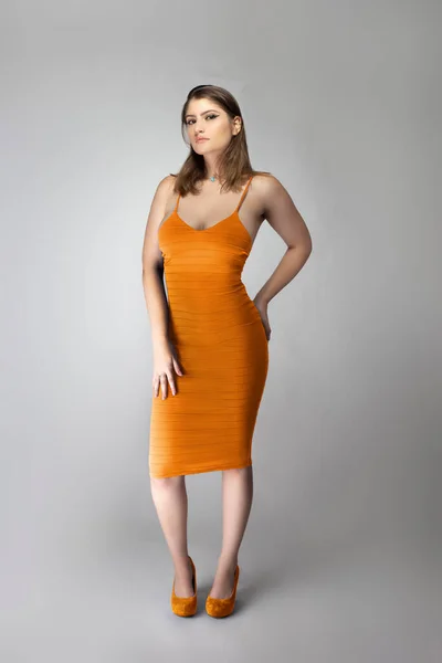 Zelfverzekerde Vrouwelijke Mode Model Poseren Met Een Mosterd Vlas Gekleurde — Stockfoto