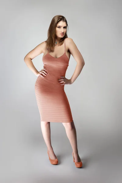 Modelo Moda Feminina Confiante Posando Com Coral Rosa Desbotada Roupas — Fotografia de Stock