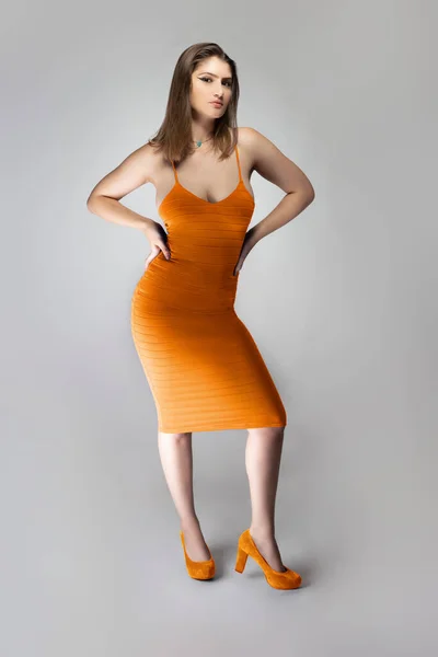 Modelo Moda Femenina Confiada Posando Con Una Mostaza Lino Vestido — Foto de Stock