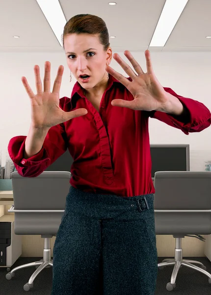 同僚に オフィスや職場で社会的距離を保つように言うためのストップジェスチャーとして手を挙げているビジネスマンは 彼女が恐れているので — ストック写真