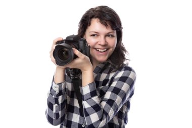 Genç bayan serbest çalışan profesyonel fotoğrafçı ya da sanat öğrencisi ya da elinde kamera olan beyaz bir arka planda foto muhabiri. Mutlu ve başarılı görünüyor.