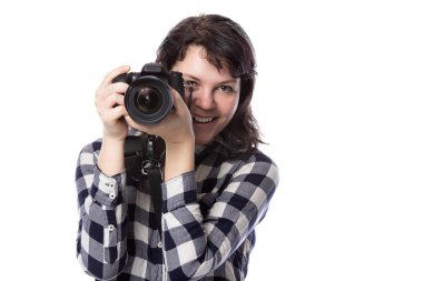 Genç bayan serbest çalışan profesyonel fotoğrafçı ya da sanat öğrencisi ya da elinde kamera olan beyaz bir arka planda foto muhabiri. Mutlu ve başarılı görünüyor.