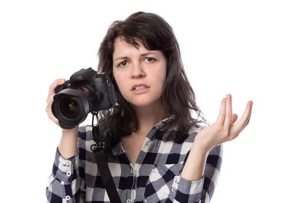 年轻的女性自由职业摄影师 艺术专业学生或持有相机的白人背景的摄影记者 她看起来很生气很沮丧 — 图库照片