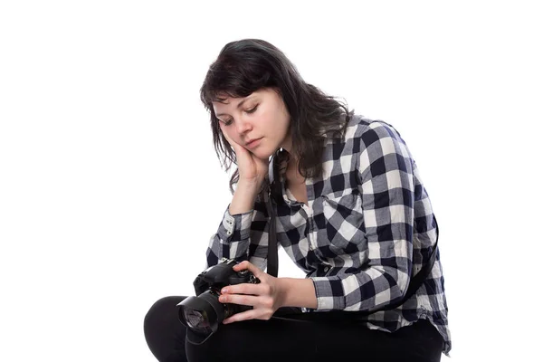 若い女性のフリーランスのプロの写真家や芸術学生やカメラを保持する白い背景にフォトジャーナリスト 落ち込んで自信のなさを見て — ストック写真