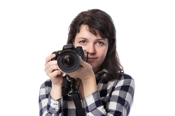年轻的女性自由职业摄影师 艺术专业学生或持有相机的白人背景的摄影记者 她看上去很担心自己的错误 — 图库照片