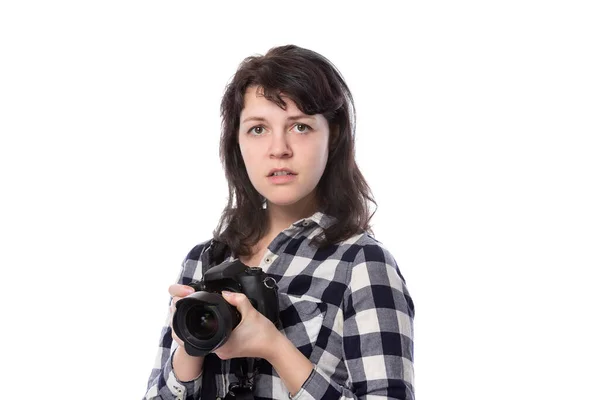 若い女性のフリーランスのプロの写真家や芸術学生やカメラを保持する白い背景にフォトジャーナリスト 彼女は怖がっているか疑わしい — ストック写真