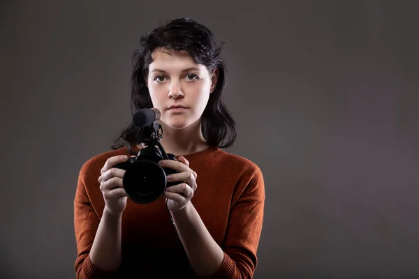 Video Bloglarında Kullanılan Bir Video Kamerayı Elinde Tutan Bir Kadın — Stok fotoğraf