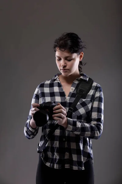 Stüdyoda Fotoğraf Makinesi Tutan Genç Bir Kadın Fotoğrafçı Poz Verdirilmiş — Stok fotoğraf