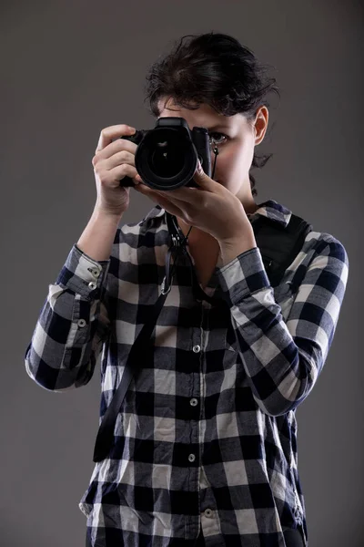 Stüdyoda Fotoğraf Makinesi Tutan Genç Bir Kadın Fotoğrafçı Poz Verdirilmiş — Stok fotoğraf