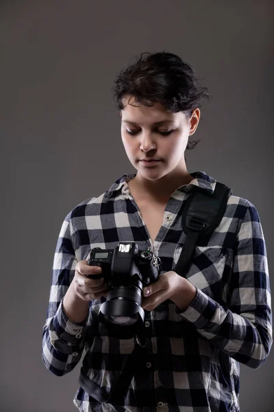 Młoda Fotograf Trzyma Kamerę Studiu Jest Pozowana Oświetlona Więc Tło — Zdjęcie stockowe