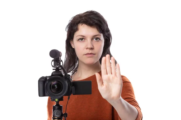 카메라와 마이크를 가지고 제작자나 온라인 콘텐츠를 만드는 여성이 멈추는 행동을 — 스톡 사진