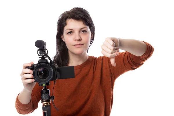 年轻女性 带着相机和麦克风 作为电影制作人或网上内容创建者 做着垂头丧气的动作 她看起来像个电影专业的学生或自由职业者 — 图库照片