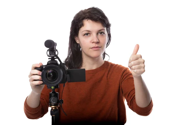 카메라와 마이크를 가지고 제작자나 온라인 콘텐츠를 만드는 여성이 손동작을 합니다 — 스톡 사진
