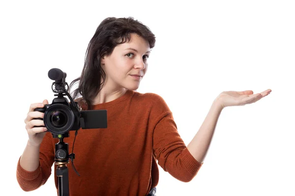 Mulher Jovem Com Uma Câmera Microfone Como Cineasta Criadora Conteúdo — Fotografia de Stock