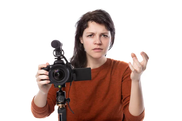 Giovane Donna Arrabbiata Con Una Fotocamera Microfono Come Regista Creatore — Foto Stock