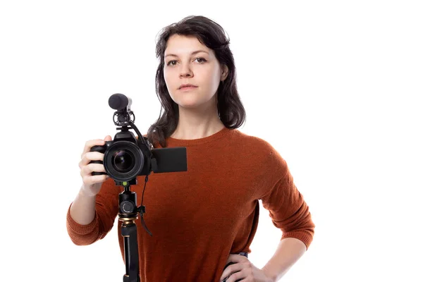 年轻女性 有相机和麦克风作为电影制作人或在线内容创造者的白色背景 她看起来像一个有信心的电影专业学生或自由职业者 — 图库照片