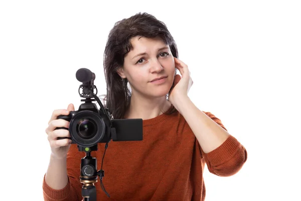 年轻女性 有相机和麦克风作为电影制作人或在线内容创造者的白色背景 她看起来像一个电影专业的学生或自由职业者犯了一个错误 — 图库照片