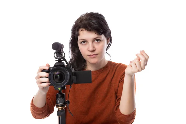 年轻女性 有相机和麦克风作为电影制作人或在线内容创造者的白色背景 她看起来像一个做金钱动作的电影专业学生或自由职业者 — 图库照片
