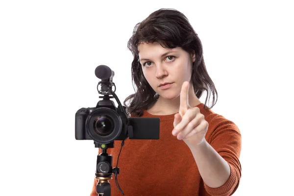 年轻女性 带着相机和麦克风作为电影制作人或在线内容创建者向前看 她看起来像个电影专业的学生或自由职业者 — 图库照片