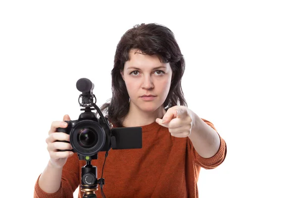 Jovem Fêmea Com Câmera Microfone Como Cineasta Criadora Conteúdo Online — Fotografia de Stock