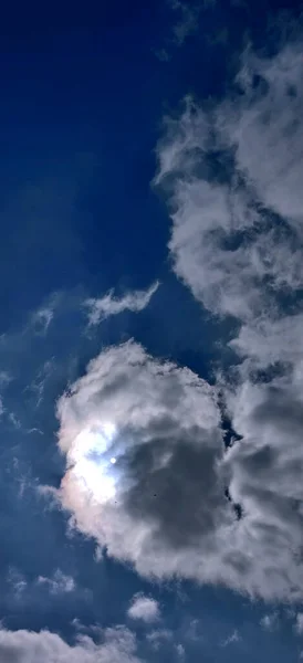 Sol Que Irrompe Por Trás Das Nuvens Inverno Céu Azul — Fotografia de Stock