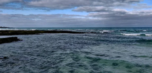 Кобальт Синє Море Яке Вдаряє Стародавні Вулканічні Породи Пляжі Хьєопія — стокове фото