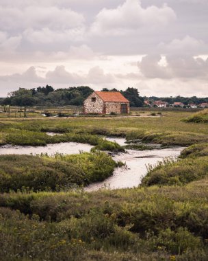 Kuzey Norfolk 'taki bataklıktaki eski liman evi.
