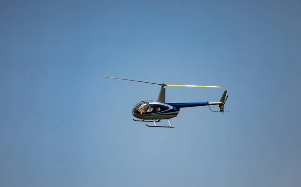 Robinson Raven Helicóptero Voo Céu Azul Claro — Fotografia de Stock