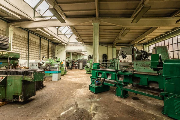 Torna makineli demir fabrikasının içi.