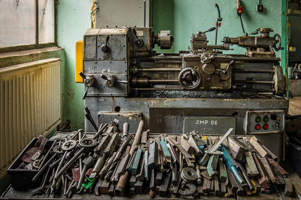 Torno Máquina Ferro Fundido Fábrica Antiga Com Ferramentas — Fotografia de Stock