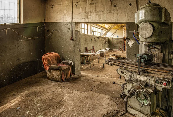 Maquinaria Vieja Fábrica Abandonada Con Sillón Sucio — Foto de Stock