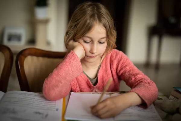 Lefthanded Girl Writting Homeworks Covid Lockdown Restrictions — Stock Photo, Image