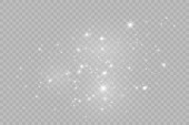 Bílý prach. Bílé jiskry a zlaté hvězdy září zvláštním světlem. Vektorové jiskry na průhledném pozadí.