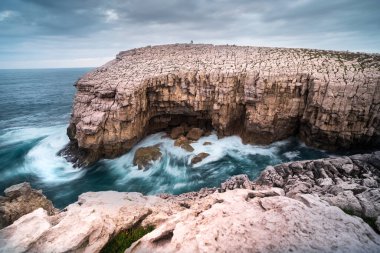 Sahildeki beyaz uçurum, büyük beyaz kaya dalgalarıyla