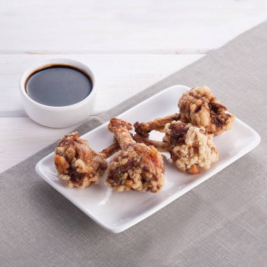 Tavuk budu hamurlu beyaz bir tabakta sos