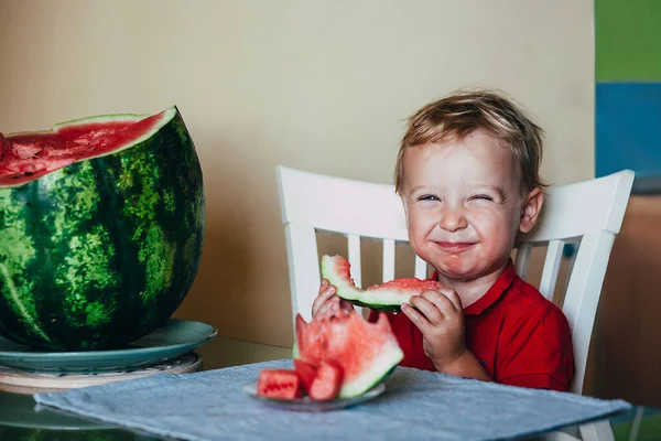 Hilariante engraçado criança come melancia, estilo ao vivo, foco seletivo — Fotografia de Stock