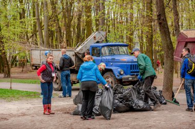 Kiev, Ukrayna 16.04.2016 Bir grup insan parkta bahar temizliği yapıyor