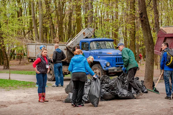 Kiev, Ukraina 16.04.2016 en grupp människor som gör vårstädning i parken Royaltyfria Stockfoton