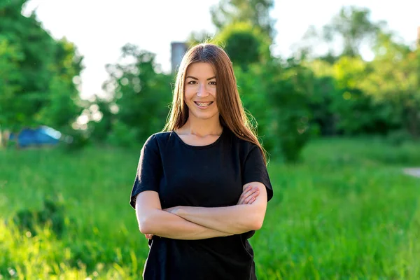 Giovane bruna ragazza asiatica sorridente con l'apparecchio sui denti. Felice guardando la macchina fotografica. Gioia per il lavoro svolto. Emozione di piacere . — Foto Stock