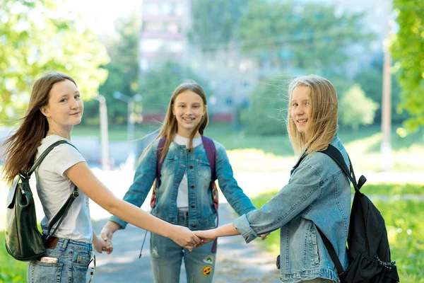 Les adolescentes en été dans le parc à l'air frais. Garde le cher sourire heureux. Jouer le jeu. Une équipe amicale. Joyeux copines fille. Le concept de bonnes relations . — Photo