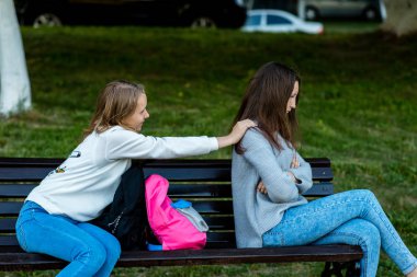Bankta yaz aylarında iki kız arkadaşım. Birbirimizi rahatsız. Arkadaşlar kavga. Nigativa kızlar arasında. İlişkide bir sorundur. Memnuniyetsizlik birbirleri ile.