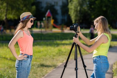 Kızlar kız için. Doğa yazın. Şapka ve güneş gözlüğü. Bir konuşma yapmak. Kayıt vlog ve blog abone. Internet için kayıt video ders. Kullanma fotoğraf makinesi tripod ile.